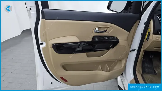 KIA CARNIVAL 7-SEATER LIMOUSINE