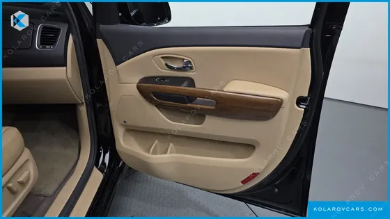 KIA CARNIVAL 9-SEATER HI-LIMOUSINE