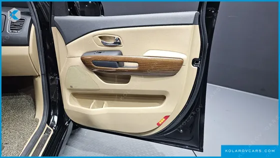 KIA CARNIVAL GASOLINE 9-SEATER HI-LIMOUSINE