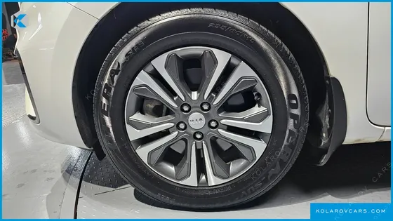 KIA CARNIVAL 9-SEATER LUXURY
