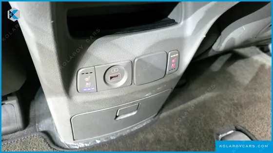 KIA CARNIVAL 9-SEATER PRSTIGE