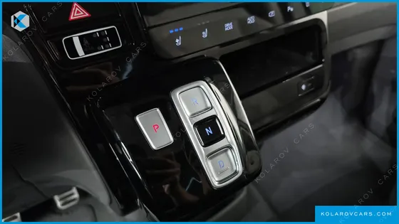 HYUNDAI STARIA 4WD LOUNGE 7-SEATER