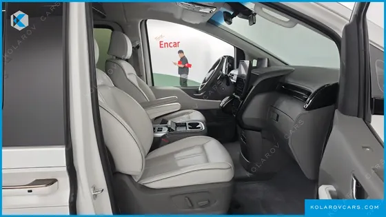 HYUNDAI STARIA 4WD LOUNGE 7-SEATER