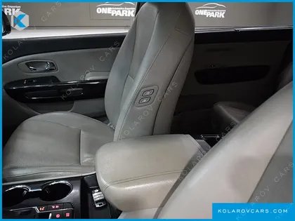KIA CARNIVAL 9-SEATER PRSTIGE