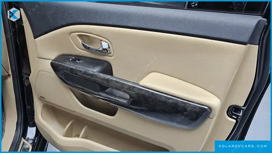 KIA CARNIVAL 7-SEATER HI-LIMOUSINE