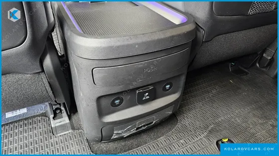 HYUNDAI STARIA 4WD LOUNGE 9-SEATER