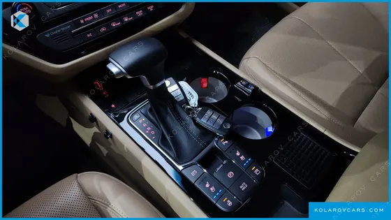 KIA CARNIVAL GASOLINE 7-SEATER HI-LIMOUSINE