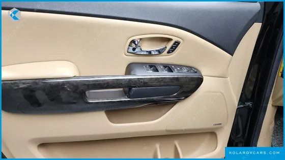 KIA CARNIVAL GASOLINE 7-SEATER HI-LIMOUSINE