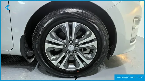 KIA CARNIVAL GASOLINE 11-SEATER PRESTIGE