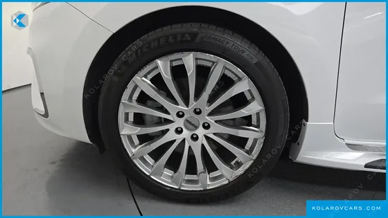 KIA CARNIVAL 9-SEATER OUTDOOR