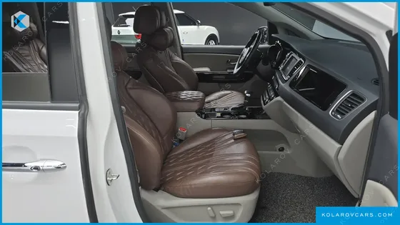 KIA CARNIVAL 9-SEATER OUTDOOR