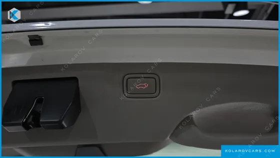 KIA CARNIVAL 9-SEATER OUTDOOR