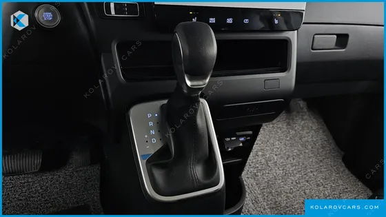 HYUNDAI STARIA CARGO 5-SEATER