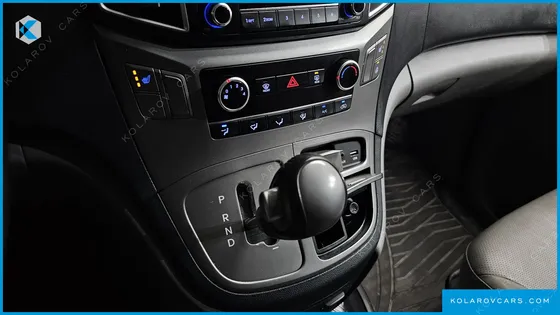 HYUNDAI STAREX 5-SEATER VAN
