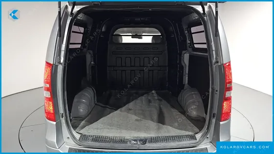 HYUNDAI STAREX 5-SEATER VAN