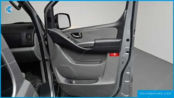 HYUNDAI STAREX 5-SEATER VAN