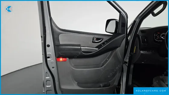 HYUNDAI STAREX 5-SEATER VAN