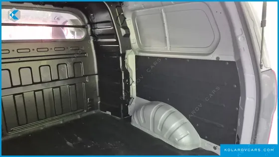 HYUNDAI STAREX 5-SEATER VAN
