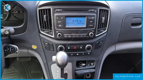 HYUNDAI STAREX 5-SEATER VAN
