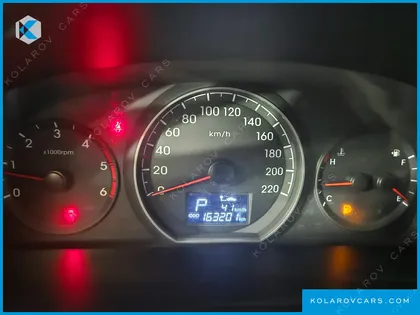 HYUNDAI STAREX 5-SEATER VAN