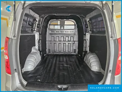 HYUNDAI STAREX 5-SEATER VAN