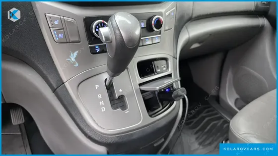 HYUNDAI STAREX 5-SEATER VAN