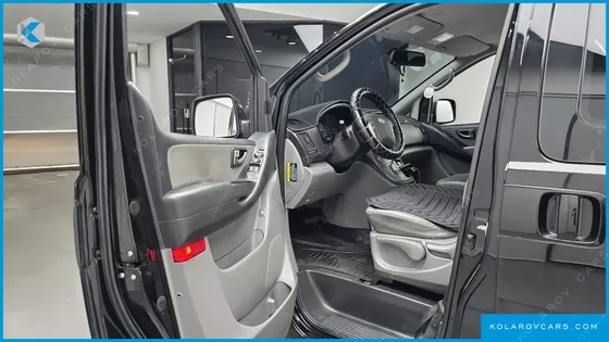 HYUNDAI STAREX 5-SEATER VAN