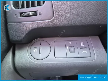 HYUNDAI STAREX 5-SEATER VAN