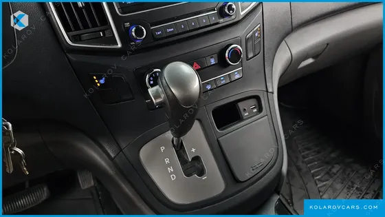 HYUNDAI STAREX 5-SEATER VAN
