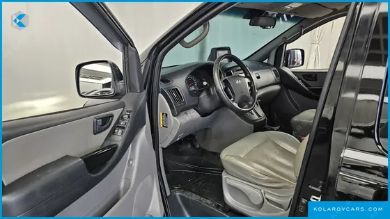 HYUNDAI STAREX 5-SEATER VAN