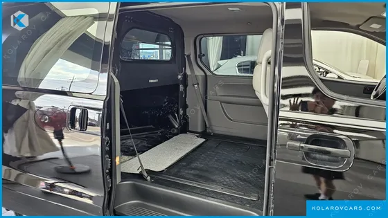 HYUNDAI STAREX 5-SEATER VAN