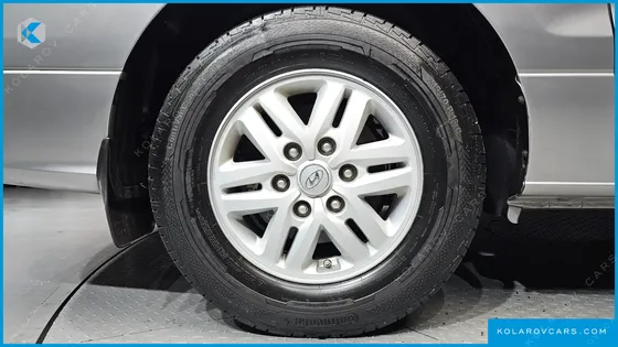 HYUNDAI STAREX 5-SEATER VAN