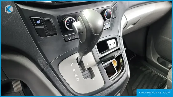 HYUNDAI STAREX 5-SEATER VAN