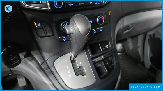 HYUNDAI STAREX 5-SEATER VAN