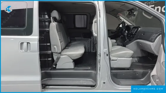HYUNDAI STAREX 5-SEATER VAN