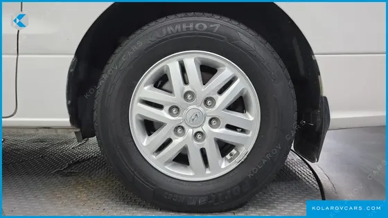 HYUNDAI STAREX 5-SEATER VAN