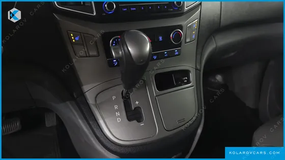 HYUNDAI STAREX 5-SEATER VAN