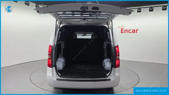 HYUNDAI STAREX 5-SEATER VAN
