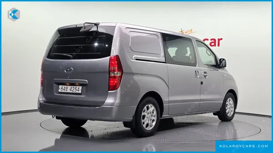 HYUNDAI STAREX 5-SEATER VAN