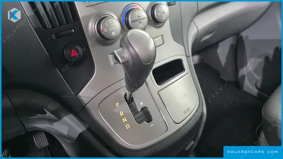 HYUNDAI STAREX 5-SEATER VAN