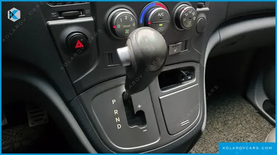 HYUNDAI STAREX 5-SEATER VAN