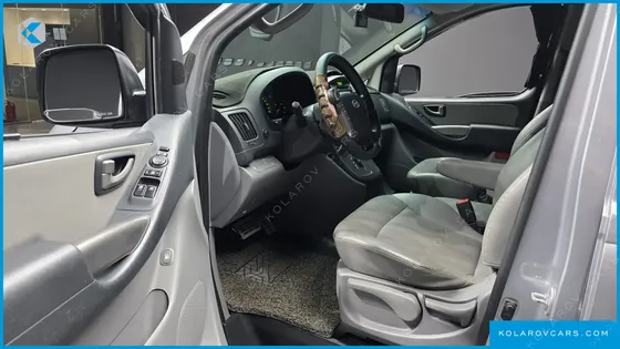 HYUNDAI STAREX 5-SEATER VAN