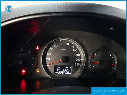 HYUNDAI STAREX 5-SEATER VAN