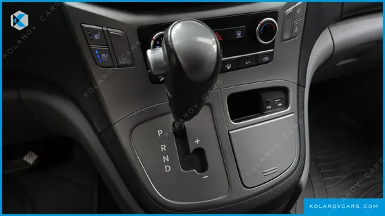 HYUNDAI STAREX 5-SEATER VAN