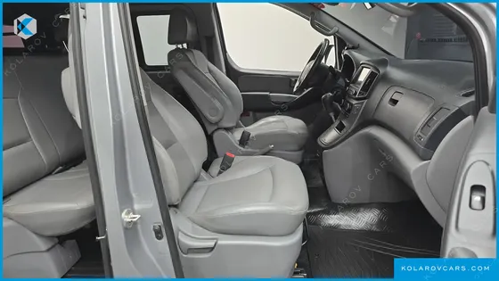 HYUNDAI STAREX 5-SEATER VAN