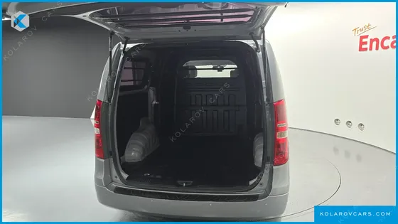 HYUNDAI STAREX 5-SEATER VAN