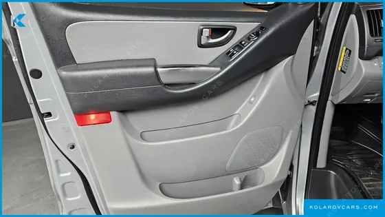 HYUNDAI STAREX 3-SEATER VAN