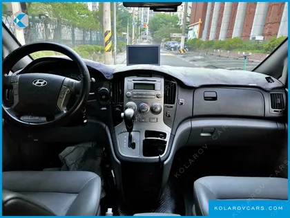 HYUNDAI STAREX 5-SEATER VAN