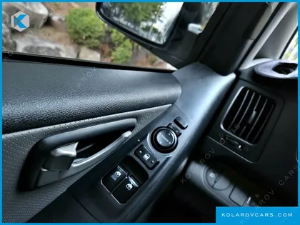 HYUNDAI STAREX 5-SEATER VAN