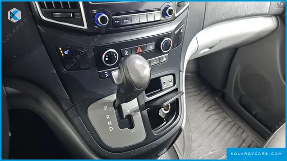HYUNDAI STAREX 3-SEATER VAN